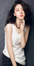 李凱馨微卷长发慵懒气质写真，白背心搭牛仔裤享受休闲时光