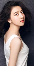 李凱馨微卷长发慵懒气质写真，白背心搭牛仔裤享受休闲时光