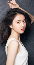 李凱馨微卷长发慵懒气质写真，白背心搭牛仔裤享受休闲时光