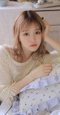 精选肩带睡裙家居服黄发线条感少女居家室内写真图片