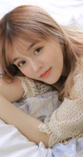 精选肩带睡裙家居服黄发线条感少女居家室内写真图片