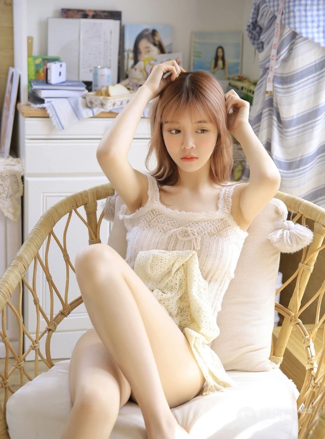 精选肩带睡裙家居服黄发线条感少女居家室内写真图片