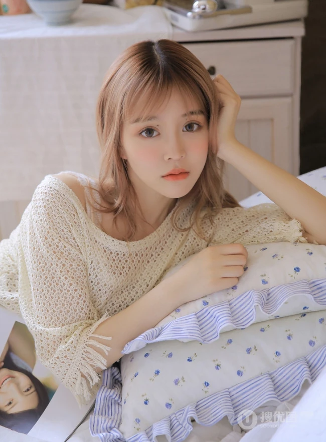 精选肩带睡裙家居服黄发线条感少女居家室内写真图片