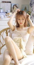 精选肩带睡裙家居服黄发线条感少女居家室内写真图片
