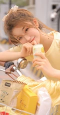清新单车少女布朗熊二路边充电桩街拍写真图片