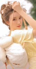 清新单车少女布朗熊二路边充电桩街拍写真图片
