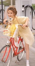 清新单车少女布朗熊二路边充电桩街拍写真图片