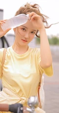 清新单车少女布朗熊二路边充电桩街拍写真图片