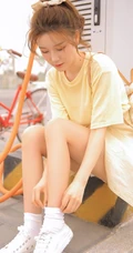 清新单车少女布朗熊二路边充电桩街拍写真图片