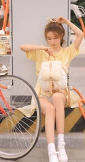 清新单车少女布朗熊二路边充电桩街拍写真图片