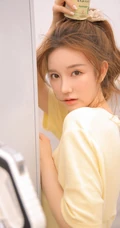 清新单车少女布朗熊二路边充电桩街拍写真图片