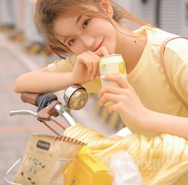 清新单车少女布朗熊二路边充电桩街拍写真图片
