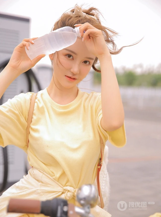 清新单车少女布朗熊二路边充电桩街拍写真图片
