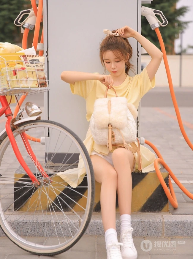 清新单车少女布朗熊二路边充电桩街拍写真图片