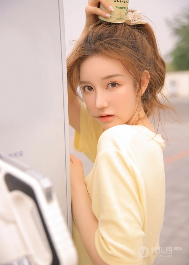 清新单车少女布朗熊二路边充电桩街拍写真图片