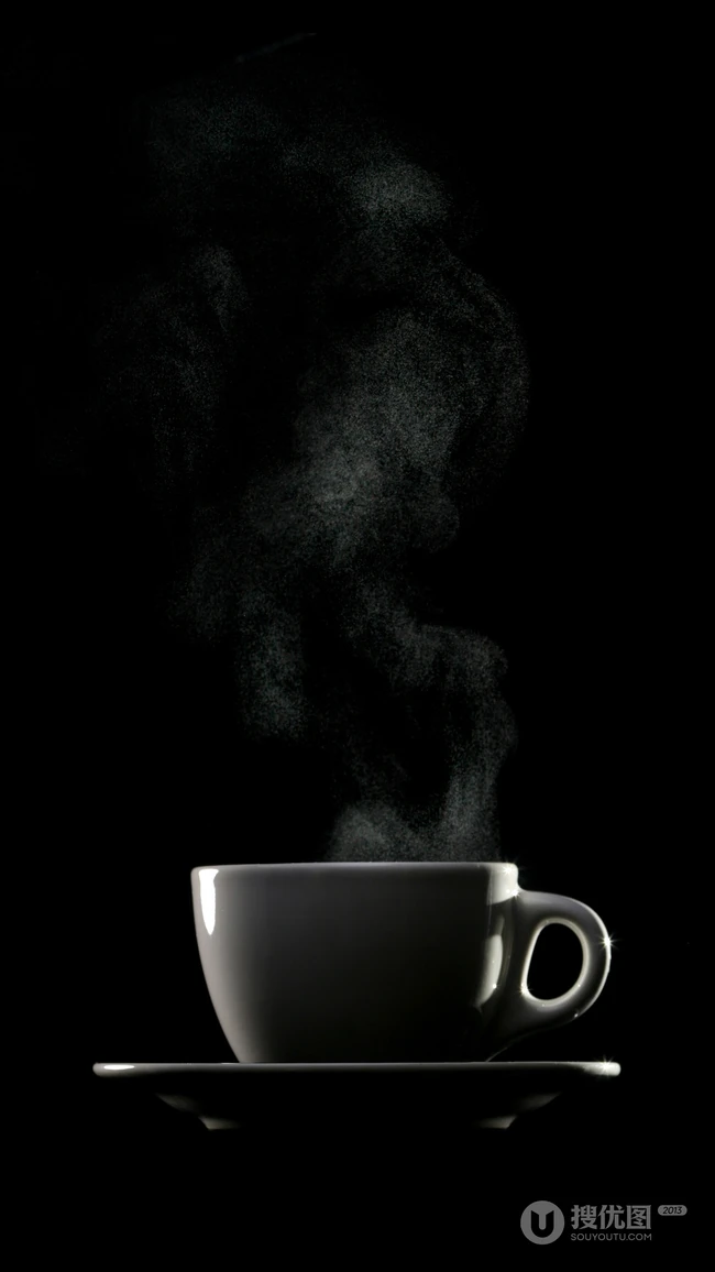一杯热茶，一点温暖，纯黑色背景中的冒气热茶手机壁纸