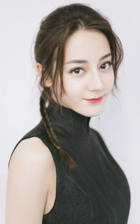 迪丽热巴高领黑裙露香肩复古写真图片