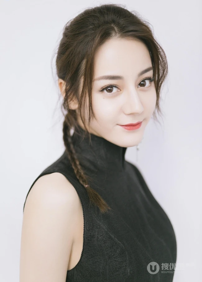 迪丽热巴高领黑裙露香肩复古写真图片