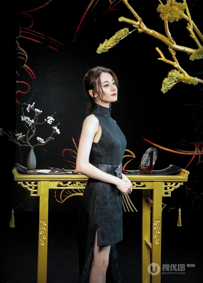 迪丽热巴高领黑裙露香肩复古写真图片