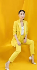 黄圣依黄色主题背景和西装清爽利落动人写真图片