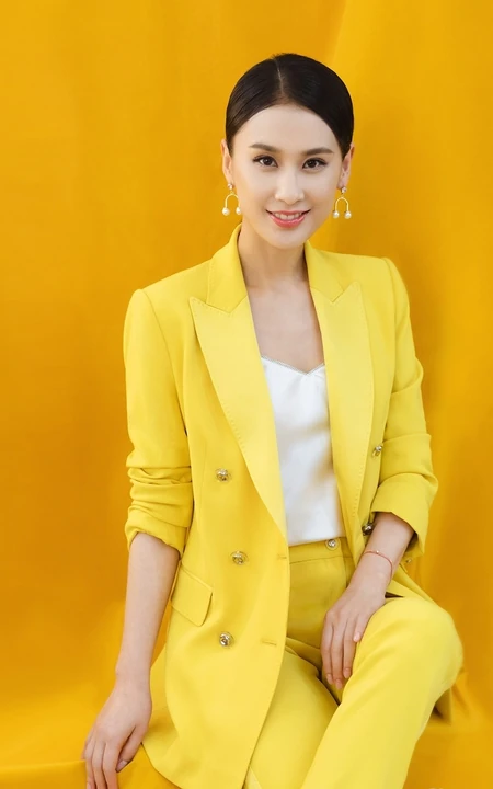 黄圣依黄色主题背景和西装清爽利落动人写真图片
