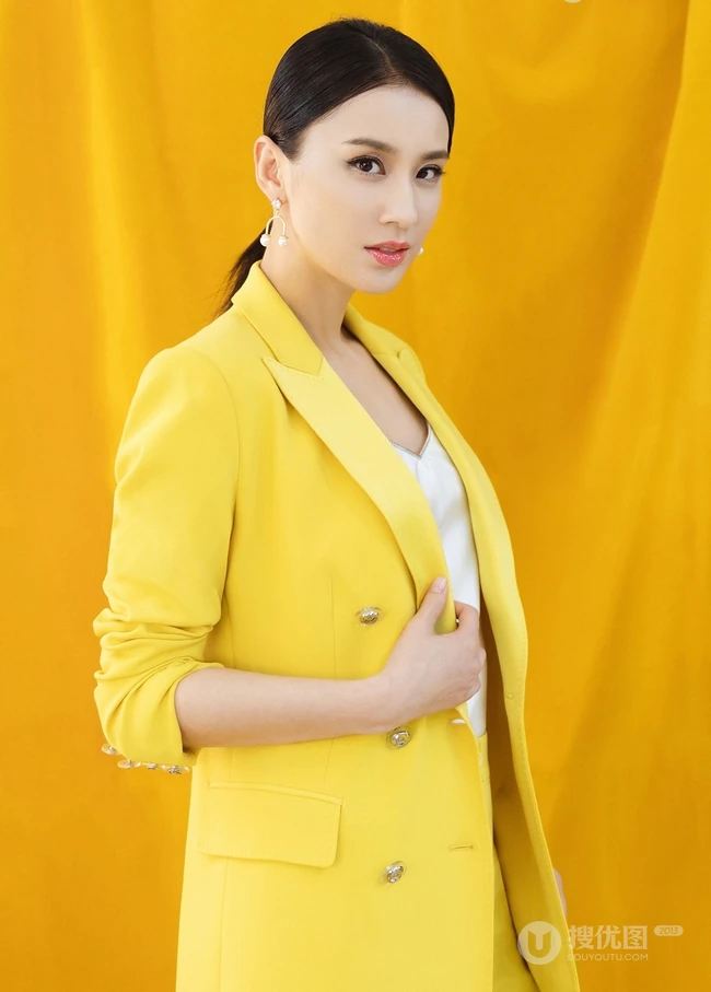 黄圣依黄色主题背景和西装清爽利落动人写真图片