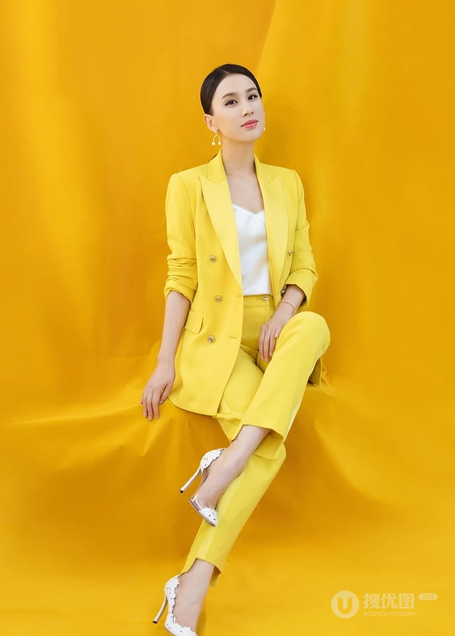 黄圣依黄色主题背景和西装清爽利落动人写真图片