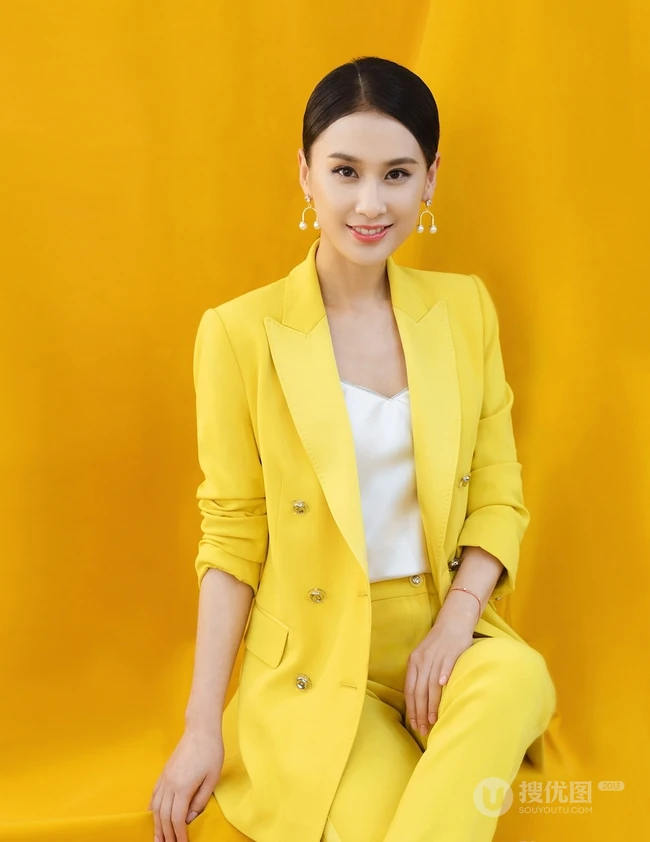 黄圣依黄色主题背景和西装清爽利落动人写真图片