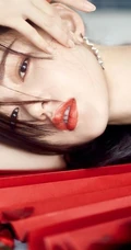 张天爱最燃中国红主题魅力写真，红衣红唇时尚气质