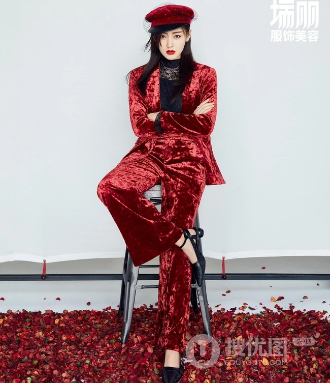 张天爱最燃中国红主题魅力写真，红衣红唇时尚气质