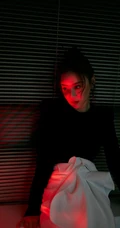 袁姗姗黑衣白裤百叶窗前冷艳写真图片