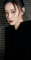 袁姗姗黑衣白裤百叶窗前冷艳写真图片