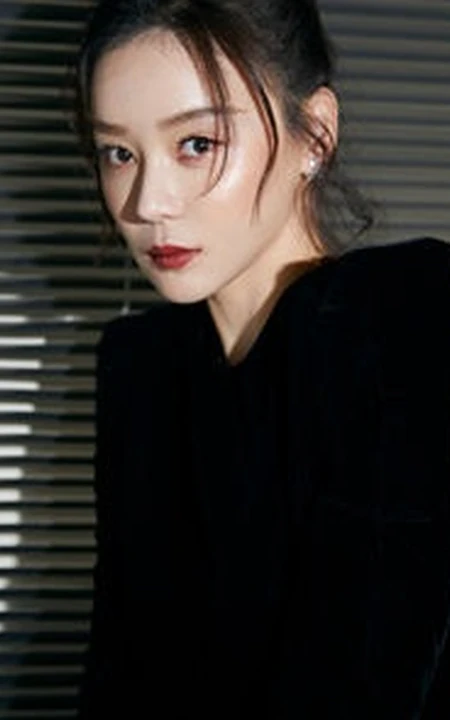 袁姗姗黑衣白裤百叶窗前冷艳写真图片