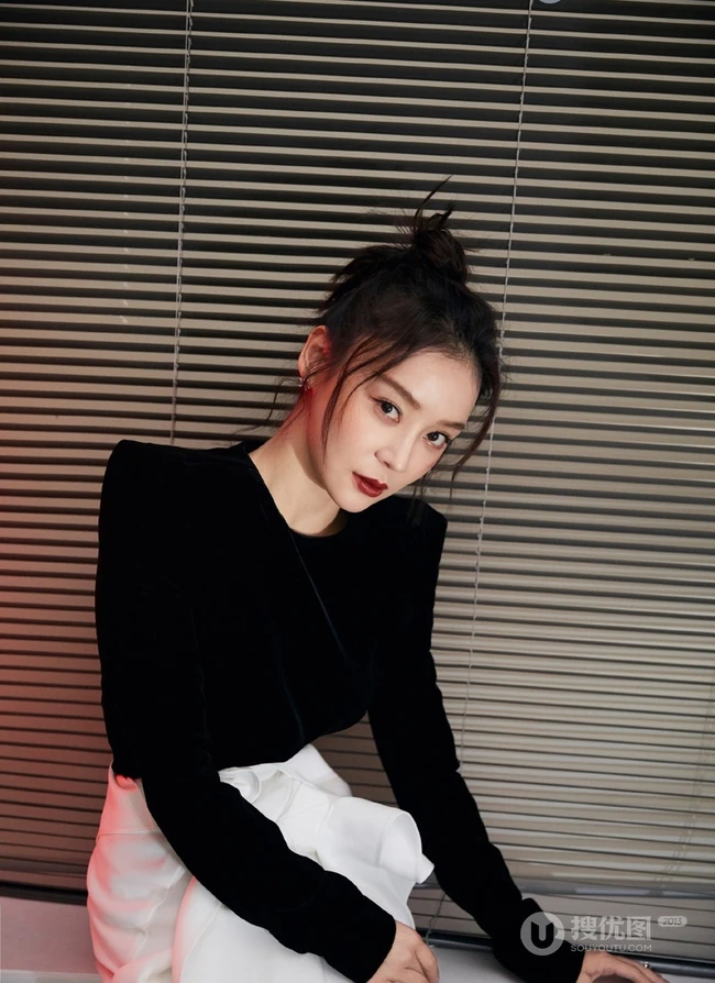 袁姗姗黑衣白裤百叶窗前冷艳写真图片