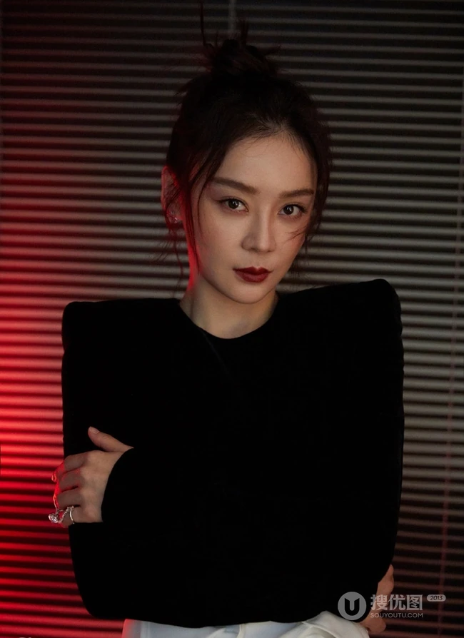 袁姗姗黑衣白裤百叶窗前冷艳写真图片