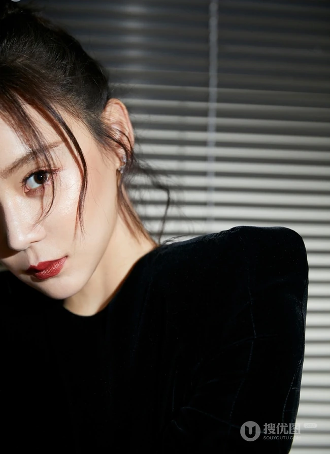 袁姗姗黑衣白裤百叶窗前冷艳写真图片