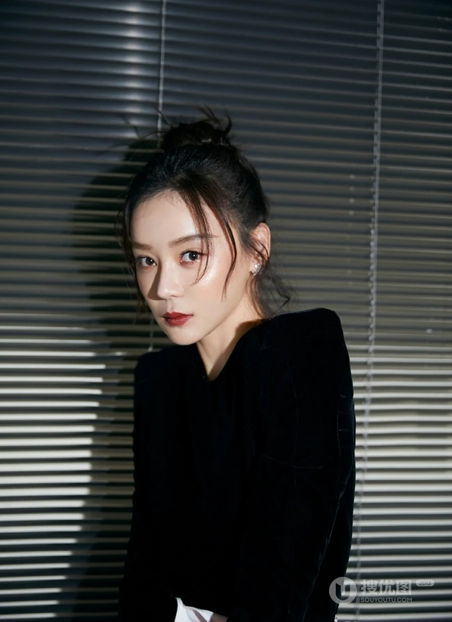 袁姗姗黑衣白裤百叶窗前冷艳写真图片