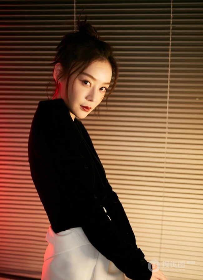 袁姗姗黑衣白裤百叶窗前冷艳写真图片