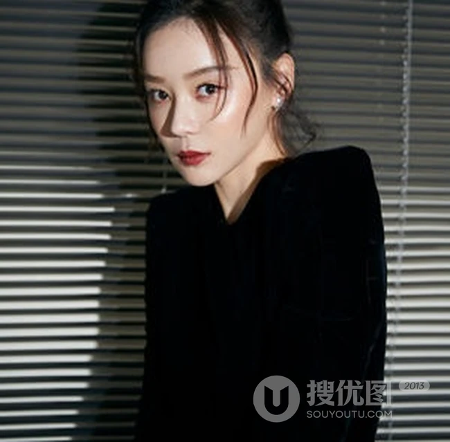 袁姗姗黑衣白裤百叶窗前冷艳写真图片