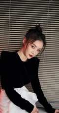 袁姗姗黑衣白裤百叶窗前冷艳写真图片
