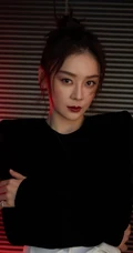 袁姗姗黑衣白裤百叶窗前冷艳写真图片