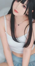 黑直长发齐刘海cos女生肩带背心超短裙室内线条感写真