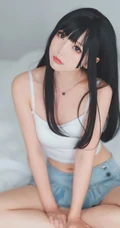 黑直长发齐刘海cos女生肩带背心超短裙室内线条感写真