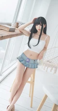 黑直长发齐刘海cos女生肩带背心超短裙室内线条感写真