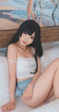 黑直长发齐刘海cos女生肩带背心超短裙室内线条感写真