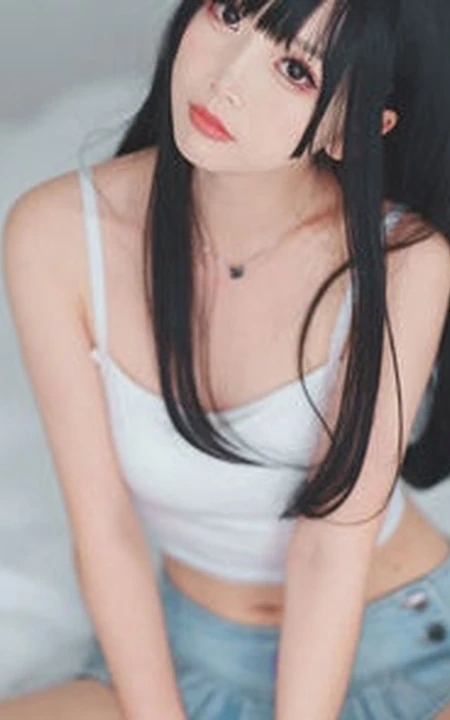黑直长发齐刘海cos女生肩带背心超短裙室内线条感写真
