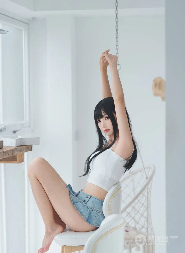 黑直长发齐刘海cos女生肩带背心超短裙室内线条感写真