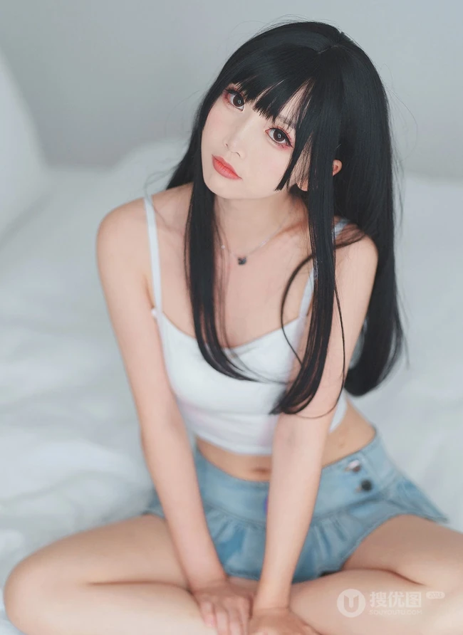 黑直长发齐刘海cos女生肩带背心超短裙室内线条感写真