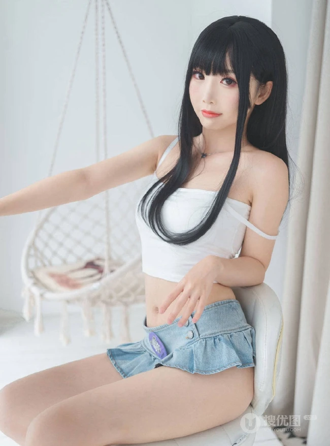 黑直长发齐刘海cos女生肩带背心超短裙室内线条感写真