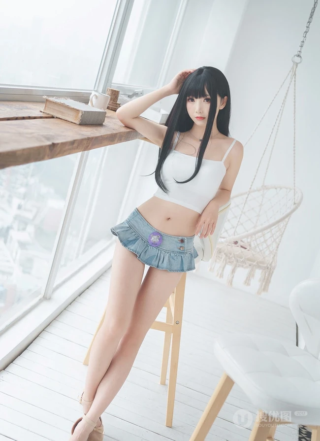 黑直长发齐刘海cos女生肩带背心超短裙室内线条感写真